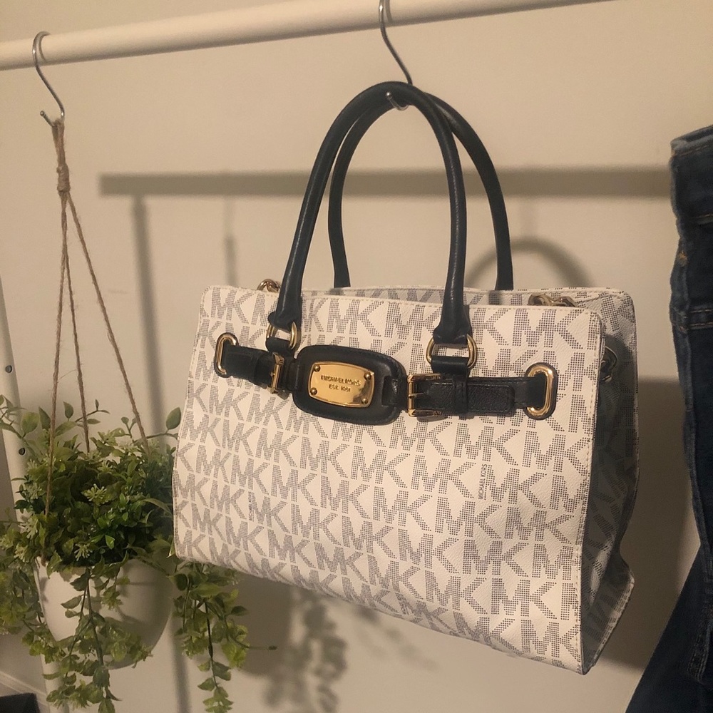 Michael Kors Purse. BARELY USED.